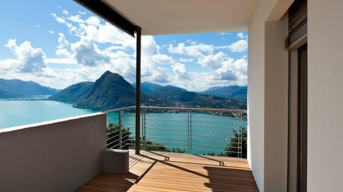 Grosszügige Acht-Zimmer-Wohnung mit eigener Terrasse am See.